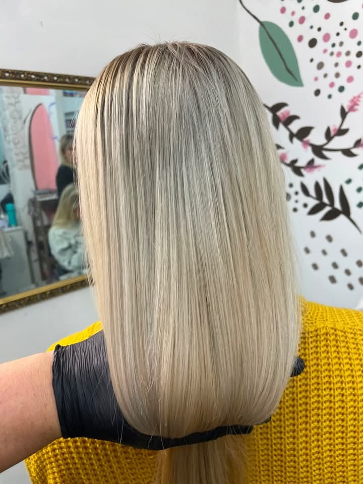 Balayage rubio claro en Malu Maju